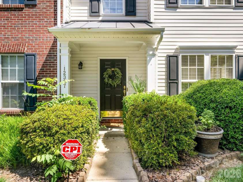 12327 Jessica Place, Charlotte, NC 28269.  MLS# CAR4394102, YatesRealty ID 31271. Front Entry Way