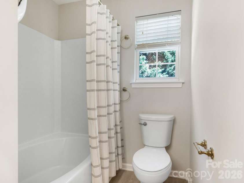 12327 Jessica Place, Charlotte, NC 28269.  MLS# CAR4394102, YatesRealty ID 31271. Full Bathroom