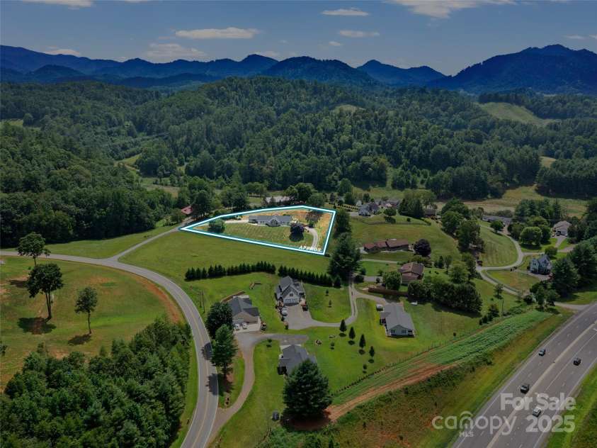 124 Dogwood Circle, Burnsville, NC 28714.  MLS# CAR4290145, YatesRealty ID 31271. Home located just around the bend of Phipps Creek Rd. coming off 19East (within minutes of the town of Burnsville