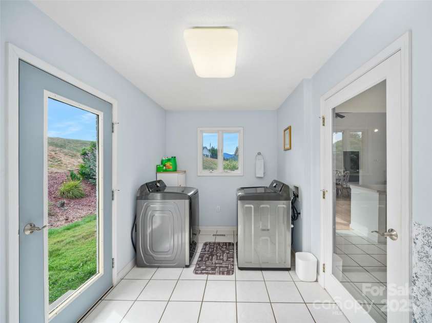 124 Dogwood Circle, Burnsville, NC 28714.  MLS# CAR4290145, YatesRealty ID 31271. Laundry and Mud Room coming off the kitchen