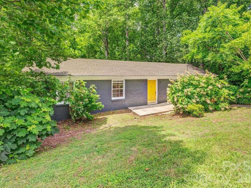 364 Pearson Drive, Asheville, NC 28801.  MLS# CAR4394273, YatesRealty ID 31272. 