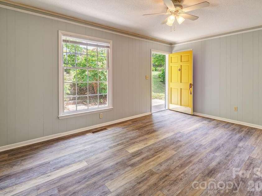364 Pearson Drive, Asheville, NC 28801.  MLS# CAR4394273, YatesRealty ID 31272. 