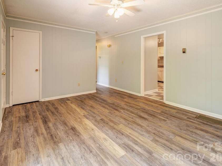 364 Pearson Drive, Asheville, NC 28801.  MLS# CAR4394273, YatesRealty ID 31272. 