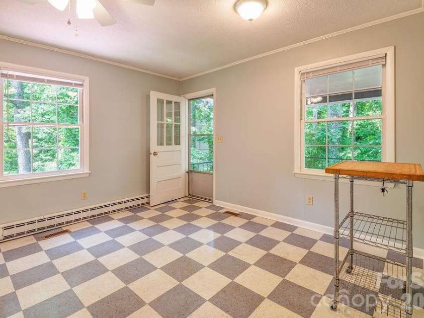 364 Pearson Drive, Asheville, NC 28801.  MLS# CAR4394273, YatesRealty ID 31272. 