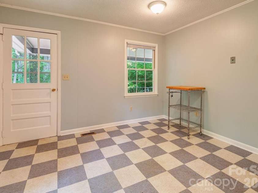 364 Pearson Drive, Asheville, NC 28801.  MLS# CAR4394273, YatesRealty ID 31272. 