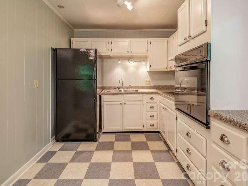 364 Pearson Drive, Asheville, NC 28801.  MLS# CAR4394273, YatesRealty ID 31272. 
