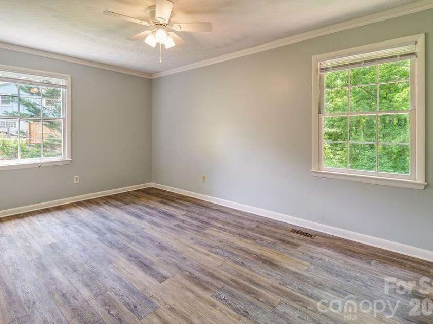 364 Pearson Drive, Asheville, NC 28801.  MLS# CAR4394273, YatesRealty ID 31272. 