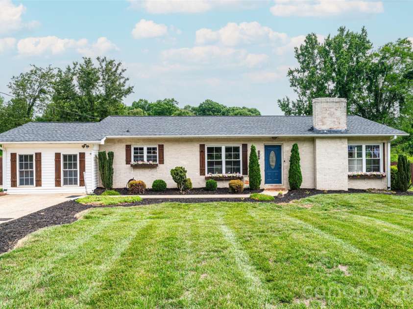 108 Merrywood Drive, Lenoir, NC 28645.  MLS# CAR4395031, YatesRealty ID 31273. 