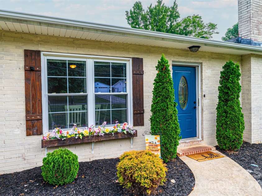 108 Merrywood Drive, Lenoir, NC 28645.  MLS# CAR4395031, YatesRealty ID 31273. 