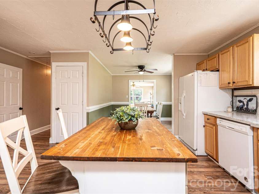 108 Merrywood Drive, Lenoir, NC 28645.  MLS# CAR4395031, YatesRealty ID 31273. 