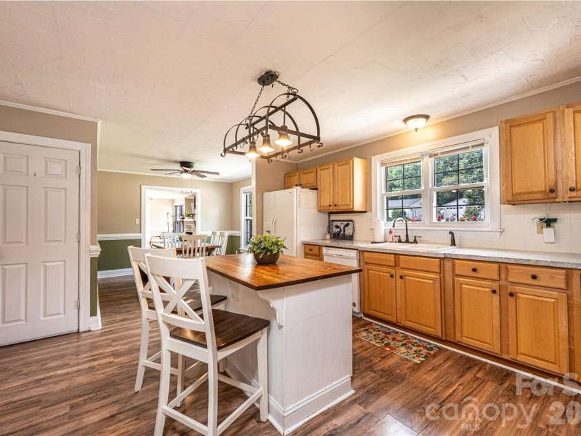 108 Merrywood Drive, Lenoir, NC 28645.  MLS# CAR4395031, YatesRealty ID 31273. 