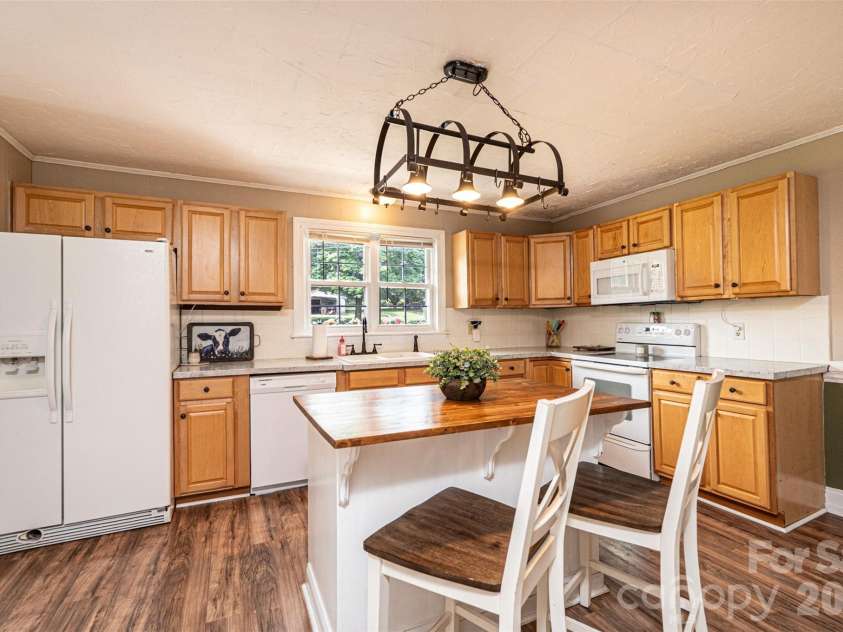 108 Merrywood Drive, Lenoir, NC 28645.  MLS# CAR4395031, YatesRealty ID 31273. 