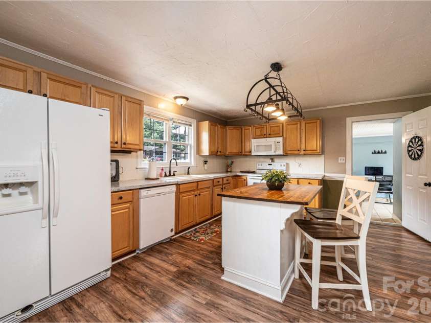 108 Merrywood Drive, Lenoir, NC 28645.  MLS# CAR4395031, YatesRealty ID 31273. 