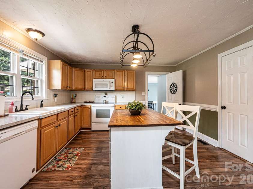 108 Merrywood Drive, Lenoir, NC 28645.  MLS# CAR4395031, YatesRealty ID 31273. 