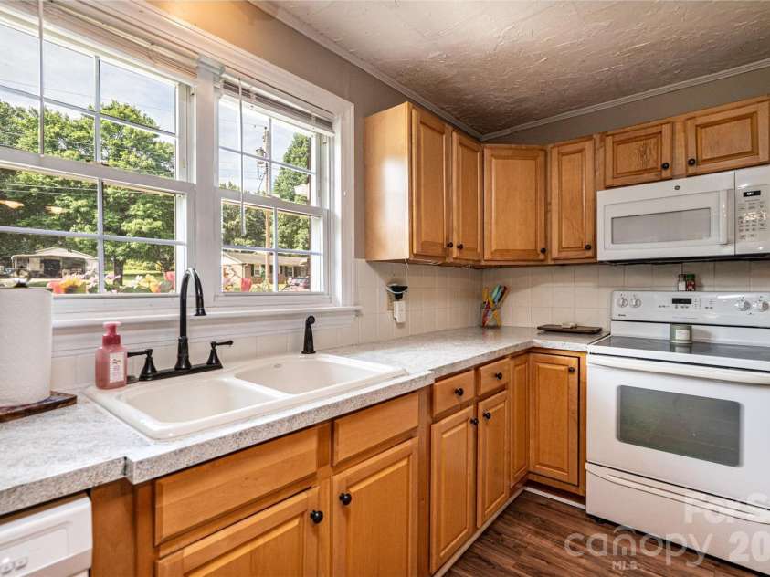 108 Merrywood Drive, Lenoir, NC 28645.  MLS# CAR4395031, YatesRealty ID 31273. 