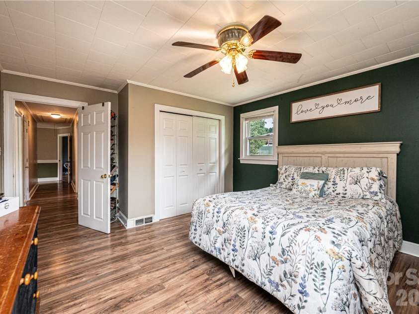 108 Merrywood Drive, Lenoir, NC 28645.  MLS# CAR4395031, YatesRealty ID 31273. 
