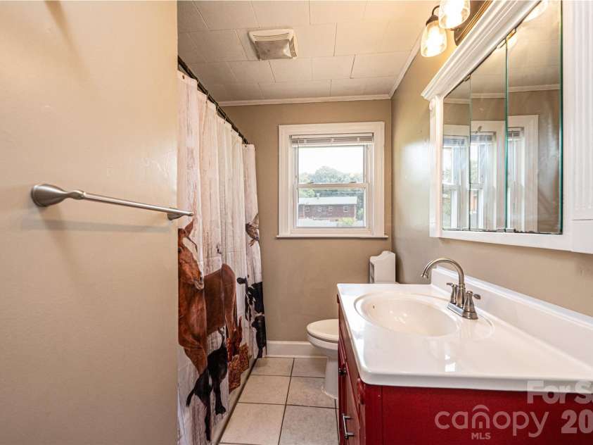 108 Merrywood Drive, Lenoir, NC 28645.  MLS# CAR4395031, YatesRealty ID 31273. 