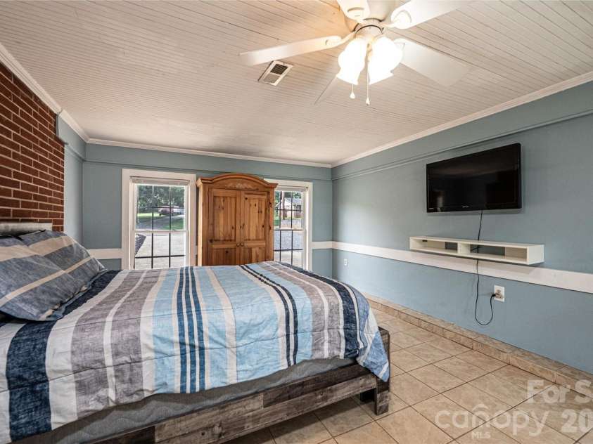 108 Merrywood Drive, Lenoir, NC 28645.  MLS# CAR4395031, YatesRealty ID 31273. 
