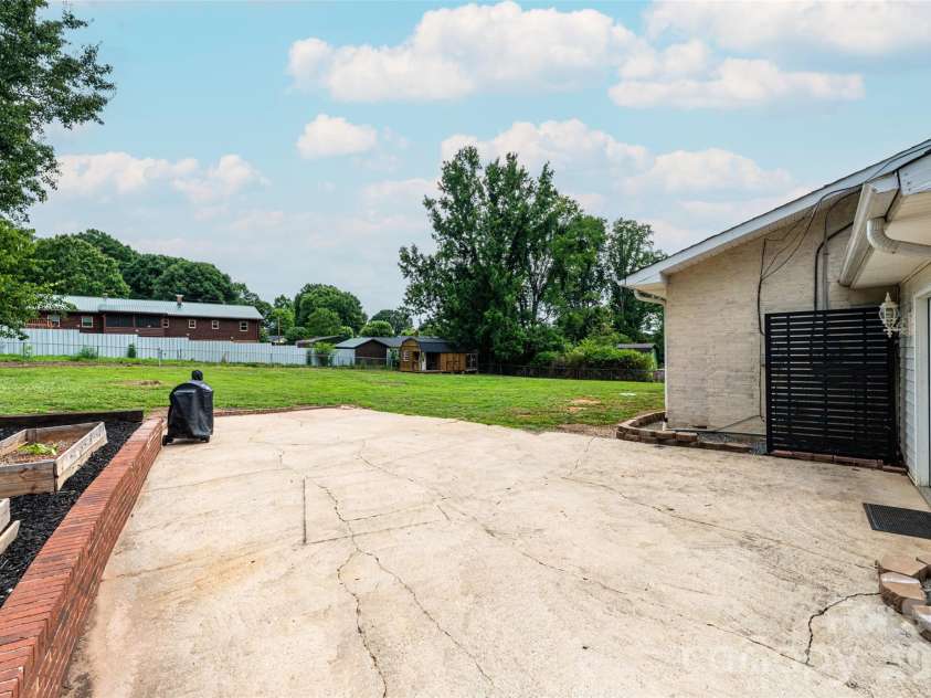 108 Merrywood Drive, Lenoir, NC 28645.  MLS# CAR4395031, YatesRealty ID 31273. 
