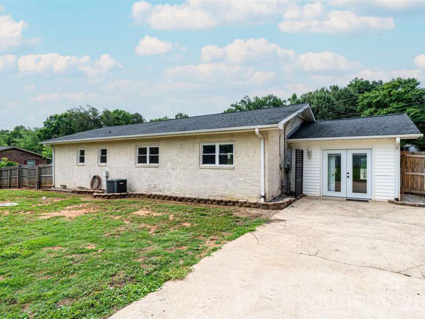 108 Merrywood Drive, Lenoir, NC 28645.  MLS# CAR4395031, YatesRealty ID 31273. 