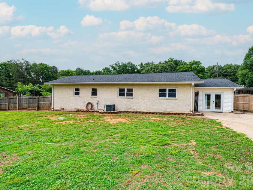 108 Merrywood Drive, Lenoir, NC 28645.  MLS# CAR4395031, YatesRealty ID 31273. 