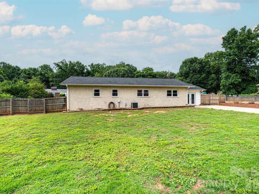 108 Merrywood Drive, Lenoir, NC 28645.  MLS# CAR4395031, YatesRealty ID 31273. 