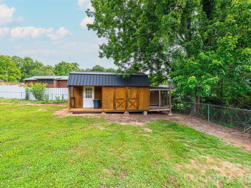 108 Merrywood Drive, Lenoir, NC 28645.  MLS# CAR4395031, YatesRealty ID 31273. 