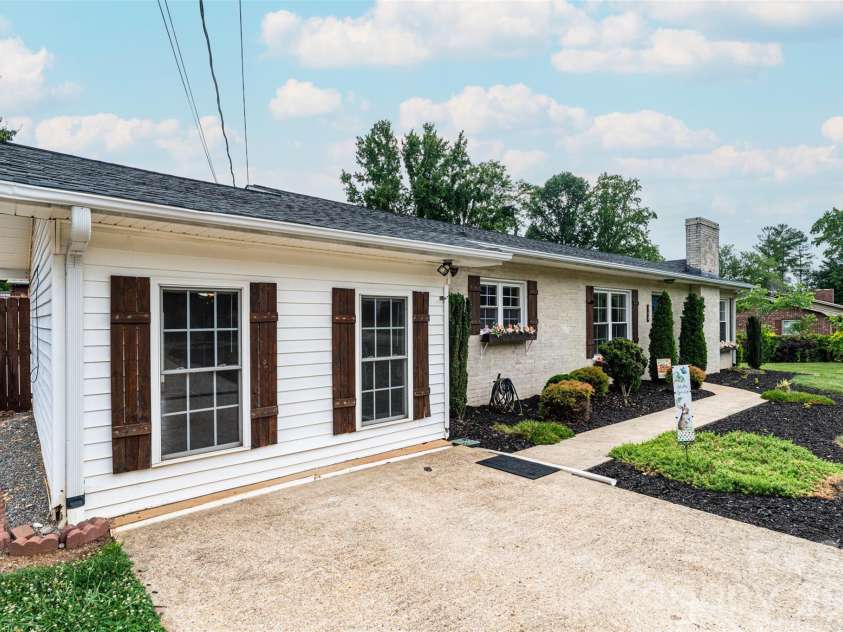 108 Merrywood Drive, Lenoir, NC 28645.  MLS# CAR4395031, YatesRealty ID 31273. 
