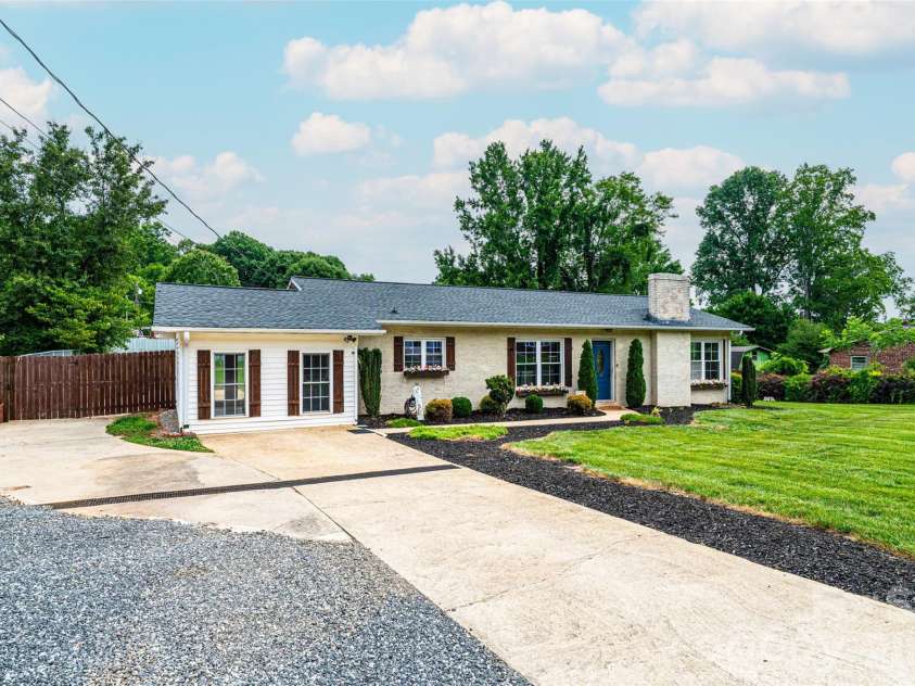 108 Merrywood Drive, Lenoir, NC 28645.  MLS# CAR4395031, YatesRealty ID 31273. 