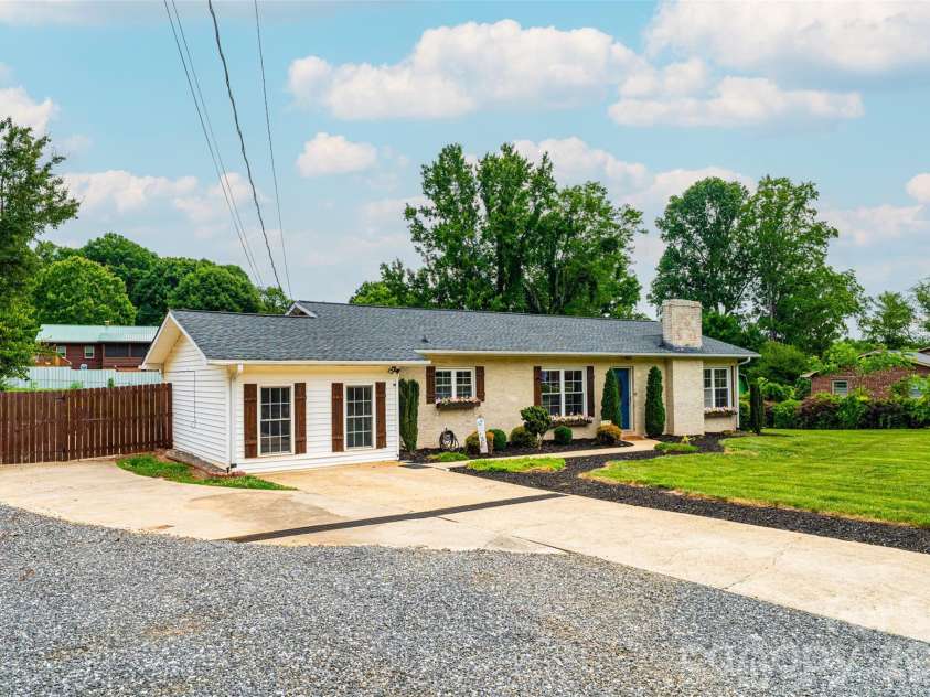 108 Merrywood Drive, Lenoir, NC 28645.  MLS# CAR4395031, YatesRealty ID 31273. 
