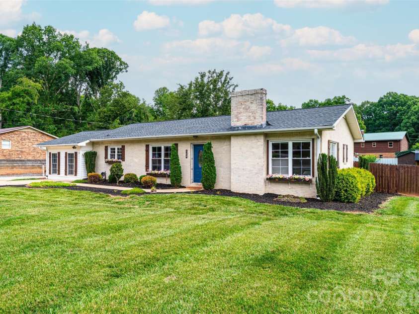 108 Merrywood Drive, Lenoir, NC 28645.  MLS# CAR4395031, YatesRealty ID 31273. 