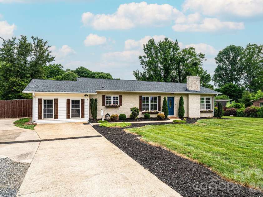108 Merrywood Drive, Lenoir, NC 28645.  MLS# CAR4395031, YatesRealty ID 31273. 