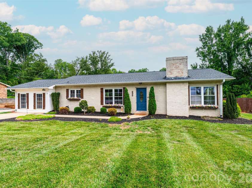 108 Merrywood Drive, Lenoir, NC 28645.  MLS# CAR4395031, YatesRealty ID 31273. 