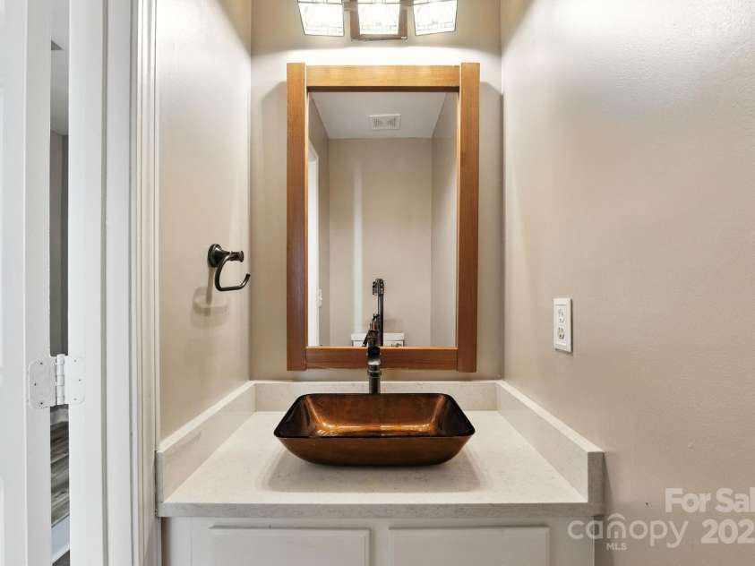 9003 Steelechase Drive, Charlotte, NC 28273.  MLS# CAR4288220, YatesRealty ID 31275. Convenient First Floor Powder Room