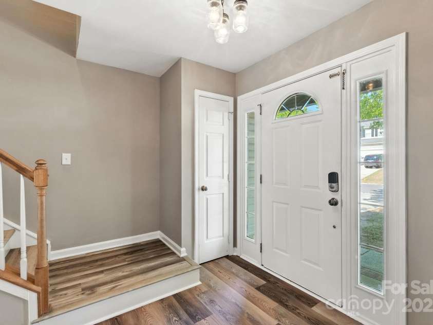 9003 Steelechase Drive, Charlotte, NC 28273.  MLS# CAR4288220, YatesRealty ID 31275. Entrance Foyer