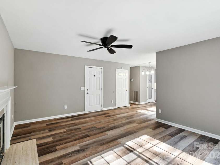 9003 Steelechase Drive, Charlotte, NC 28273.  MLS# CAR4288220, YatesRealty ID 31275. Famly Room