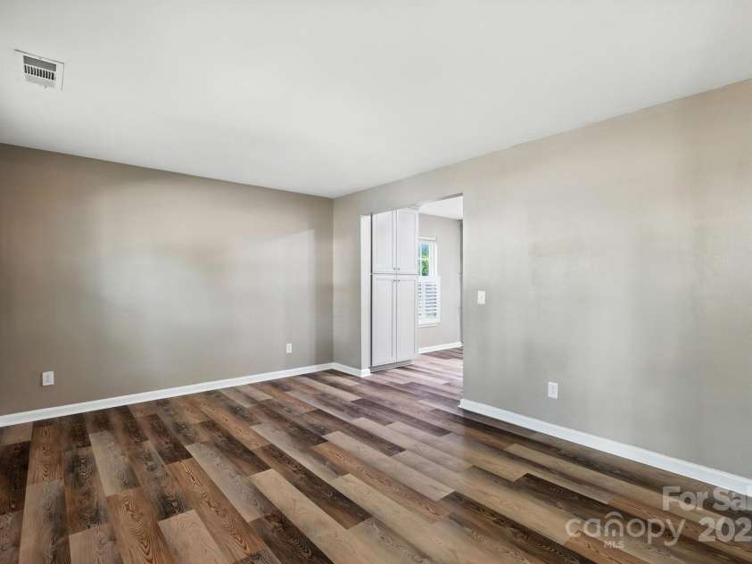 9003 Steelechase Drive, Charlotte, NC 28273.  MLS# CAR4288220, YatesRealty ID 31275. Living Room