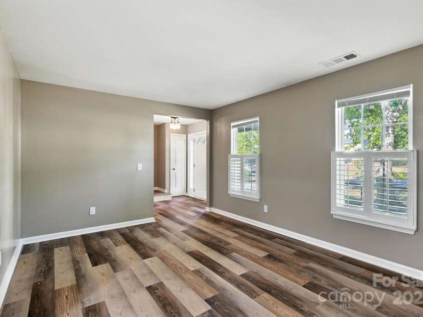 9003 Steelechase Drive, Charlotte, NC 28273.  MLS# CAR4288220, YatesRealty ID 31275. Living Room