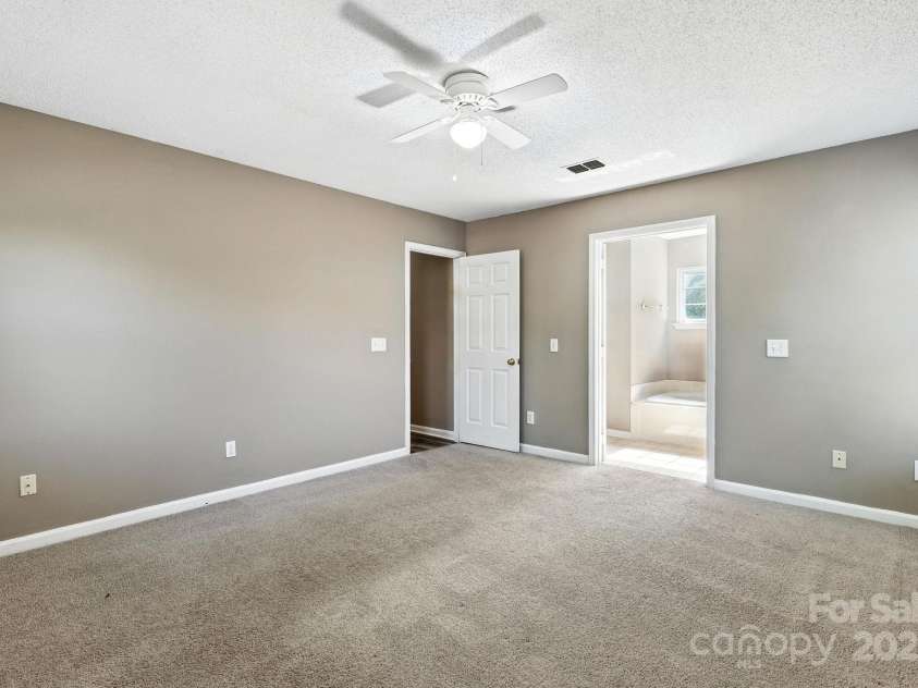 9003 Steelechase Drive, Charlotte, NC 28273.  MLS# CAR4288220, YatesRealty ID 31275. Primary Bedroom