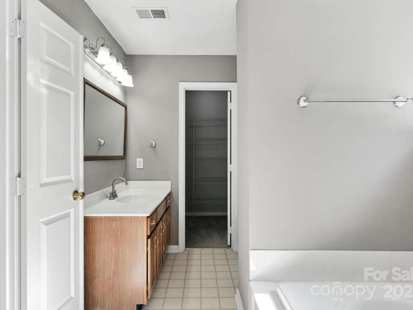 9003 Steelechase Drive, Charlotte, NC 28273.  MLS# CAR4288220, YatesRealty ID 31275. Primary EnSuite