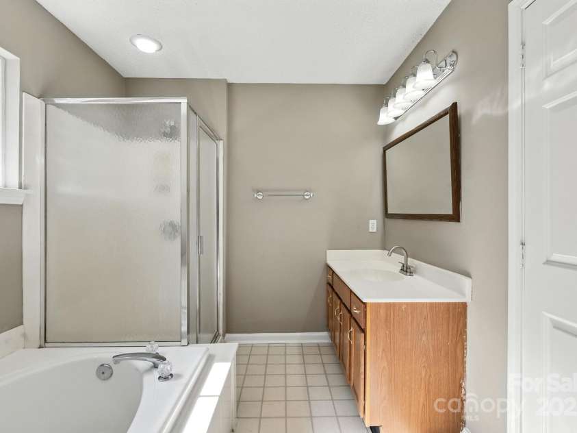 9003 Steelechase Drive, Charlotte, NC 28273.  MLS# CAR4288220, YatesRealty ID 31275. Primary EnSuite with separate shower and garden tub!
