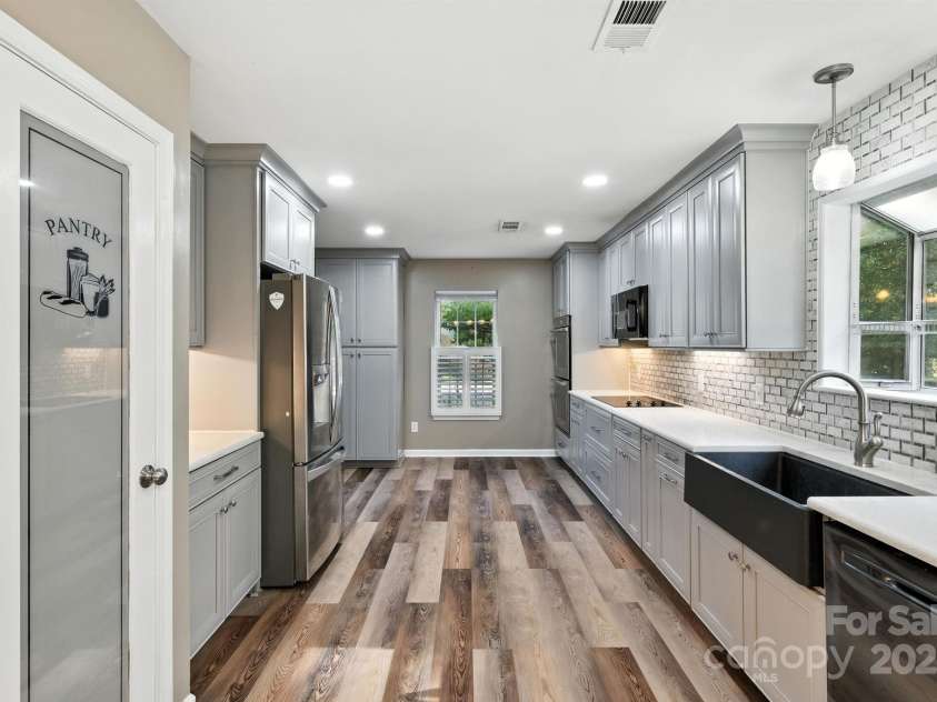 9003 Steelechase Drive, Charlotte, NC 28273.  MLS# CAR4288220, YatesRealty ID 31275. Spacious Kitchen with tons of storage and pantry
