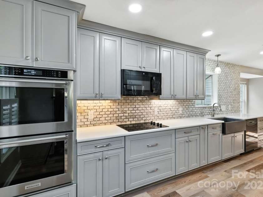9003 Steelechase Drive, Charlotte, NC 28273.  MLS# CAR4288220, YatesRealty ID 31275. Updated Kitchen with stainless steel appliances including double ovens!