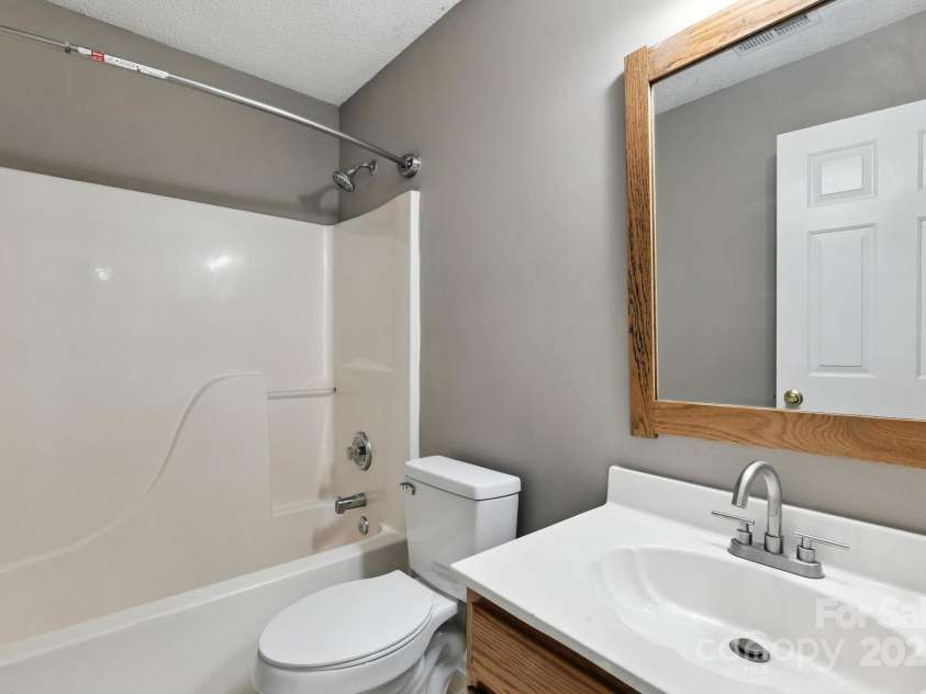 9003 Steelechase Drive, Charlotte, NC 28273.  MLS# CAR4288220, YatesRealty ID 31275. Upper Level Full Guest Bathroom