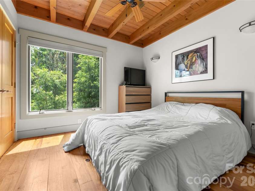 350 Winding Ridge Road, Black Mountain, NC 28711.  MLS# CAR4391914, YatesRealty ID 31277. Cottage bedroom
