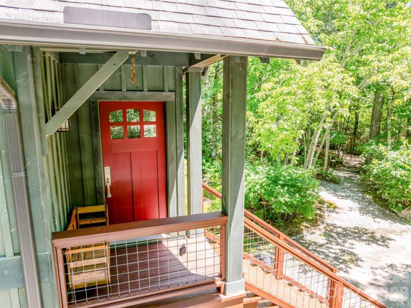 350 Winding Ridge Road, Black Mountain, NC 28711.  MLS# CAR4391914, YatesRealty ID 31277. Cottage entry