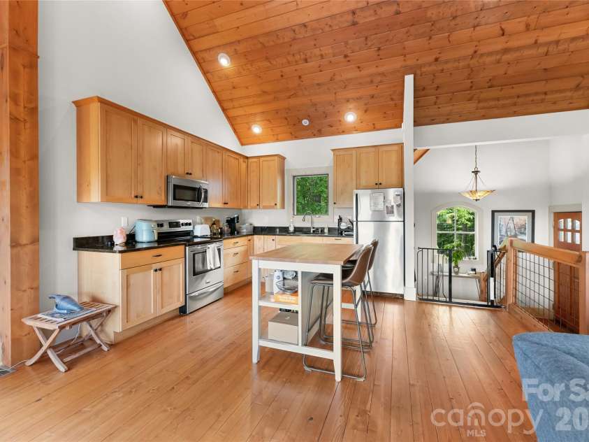 350 Winding Ridge Road, Black Mountain, NC 28711.  MLS# CAR4391914, YatesRealty ID 31277. Cottage kitchen