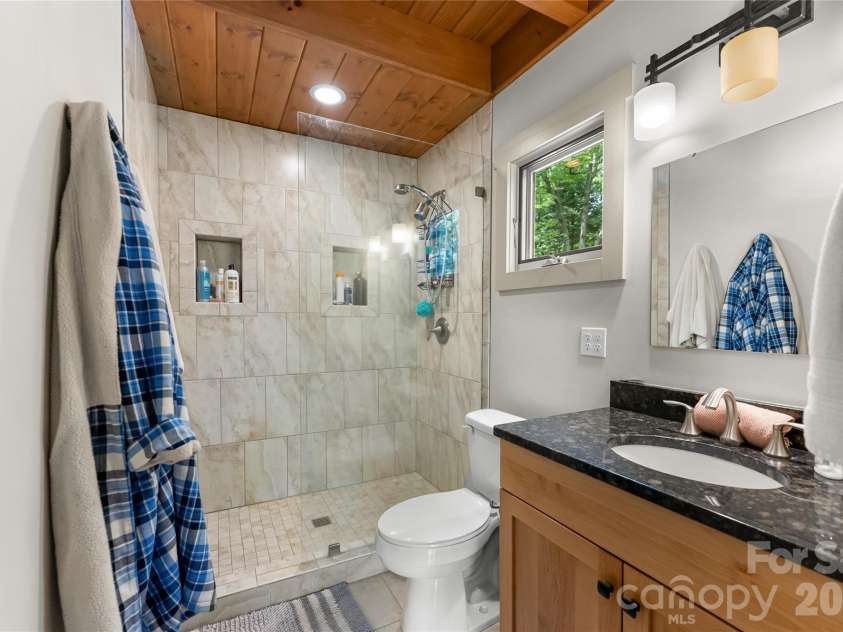350 Winding Ridge Road, Black Mountain, NC 28711.  MLS# CAR4391914, YatesRealty ID 31277. Full Bath