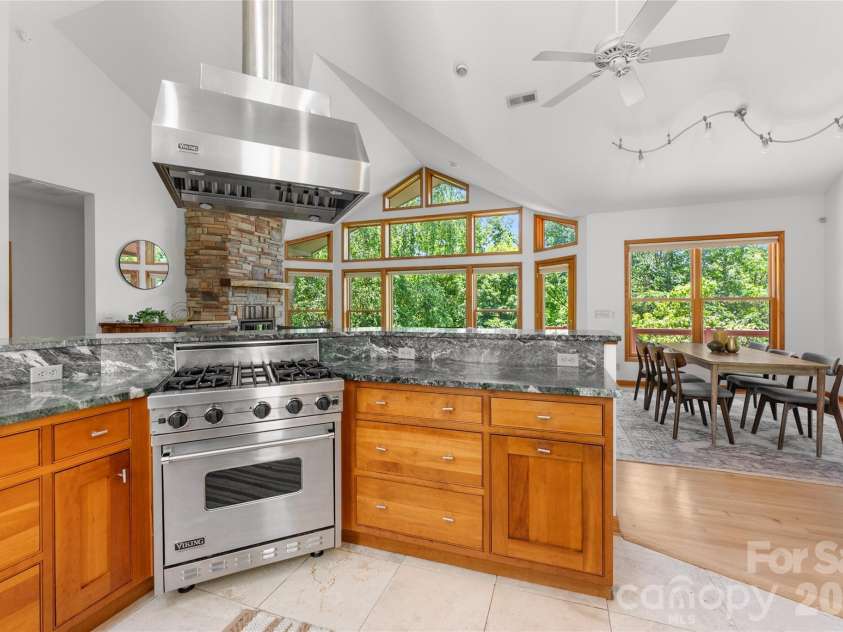 350 Winding Ridge Road, Black Mountain, NC 28711.  MLS# CAR4391914, YatesRealty ID 31277. Viking Range and Hood