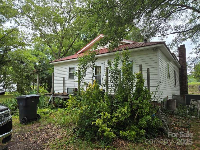 511 Trade Street, Dallas, NC 28034.  MLS# CAR4288610, YatesRealty ID 31278. 